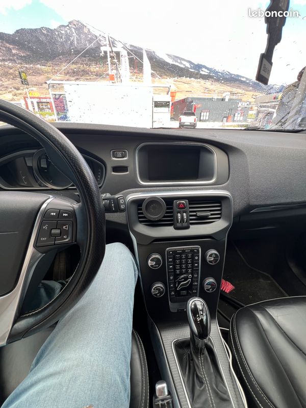 Volvo v40 (image 2)