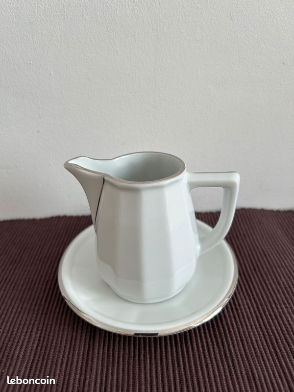 Apilco - joli pot à lait crémier et soucoupe porcelaine, blanc et filet platine/argent (bistrot) (image 1)