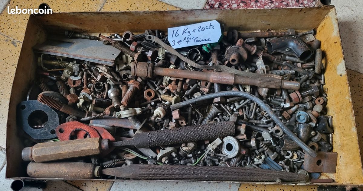 Pour Bricolage . Une caisse de boulons divers tous diamètre plus un plateau avec 3 clé a pipe + une petite pioche et autre le tout à 5 (image 2)