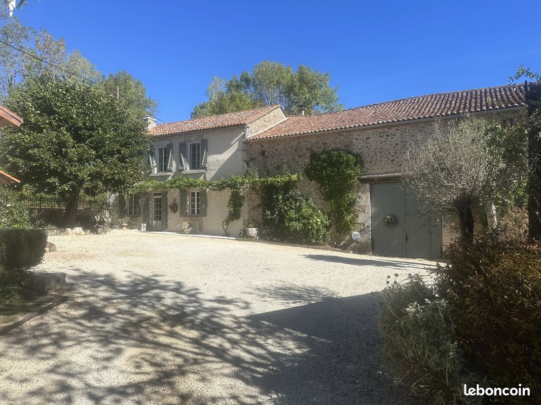 Maison 8 pièces 180 m² · à Montbron · 180 m² · 499 950 €