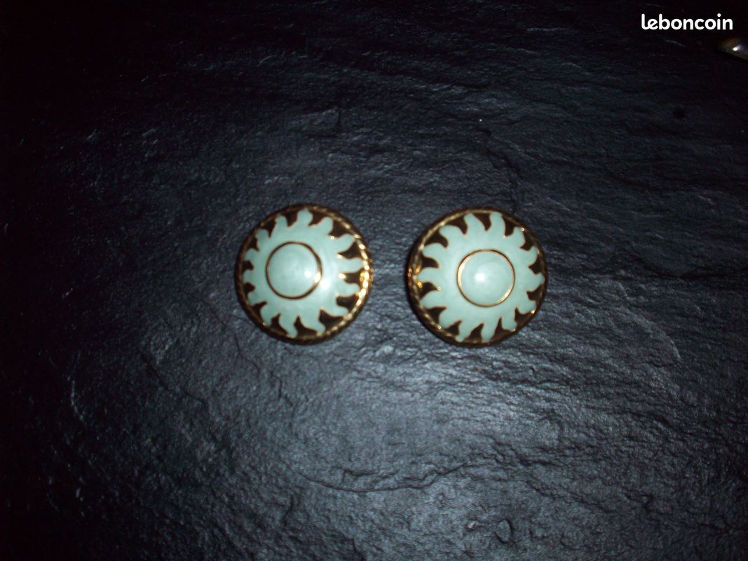 Boucles d'oreilles cabochon bombé doré avecmotif de Soleil en émail bleu clair nacré Vintage (image 13)