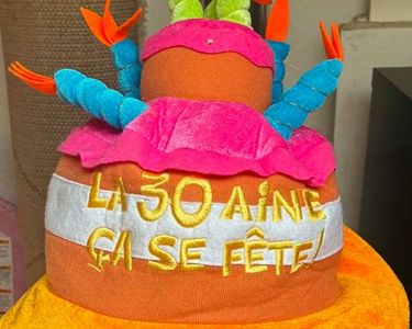 Chapeau à Gâteau 30 Ans Avec Étoiles Dorées - Décoration Anniversaire Chic Et Festive
