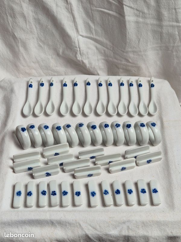 Service de table 48 pièces porcelaine fleurs bleues (repose-couteaux, cuillères, ronds de serviette) (image 1)