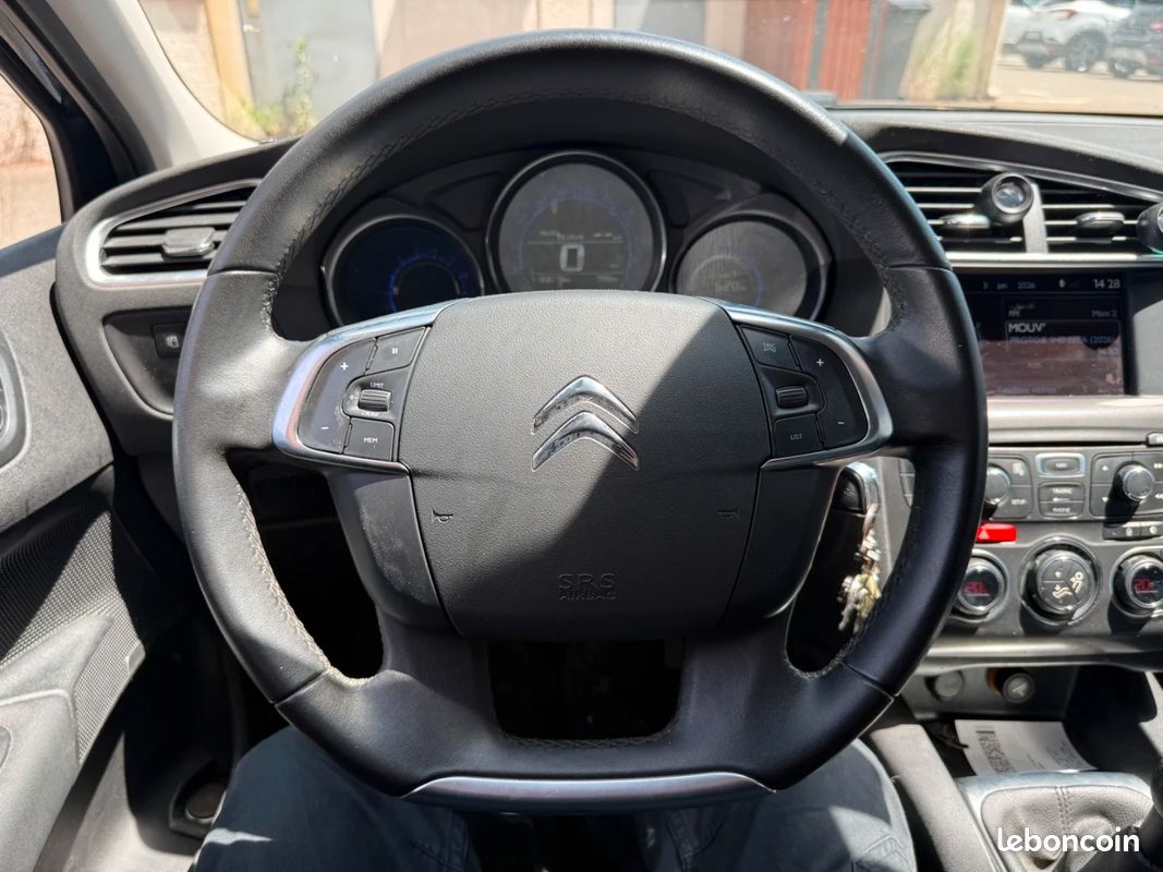 CITROEN C4 C4 VTi 120 Confort / RADAR AR / REGULATEUR (image 16)