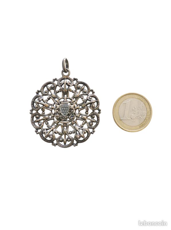 LOT 2 ANCIEN Pendentif En Metal Argenté Bretonne En Coiffe & Scene