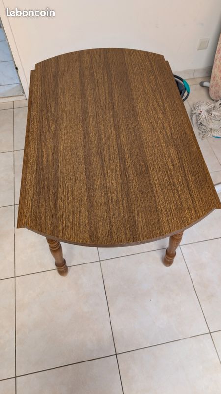 Table et deux chaises (image 2)