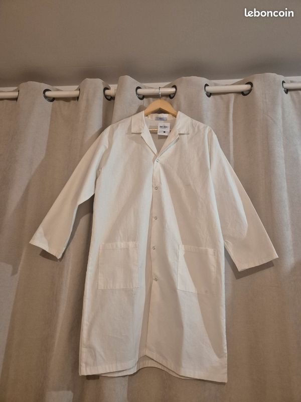 Blouse blanche intemporelle (image 1)