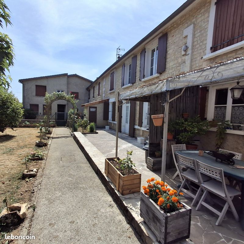 Maison 14 pièces 233 m² · à Aunac-sur-Charente · 233 m² · 153 700 €