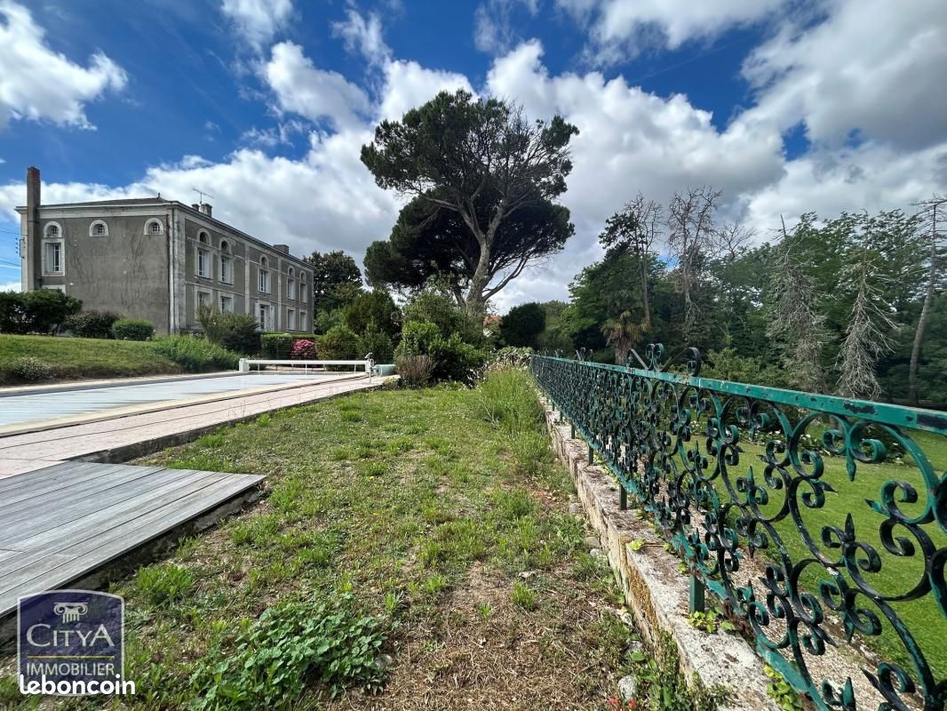 Maison 11 pièces 387 m² · à Coutras · 387 m² · 493 000 €