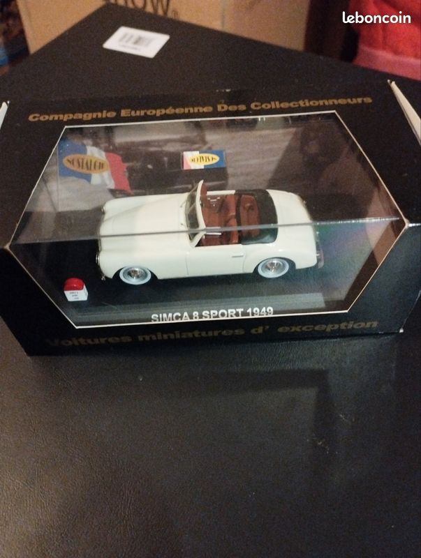 Véhicules miniatures sous boîte fermée Simca