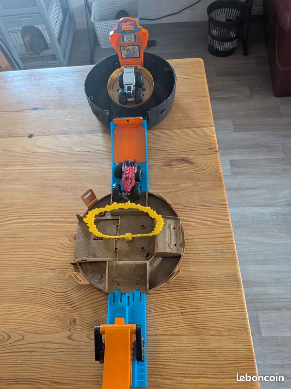Lots jouet HOTWHEELS circuit et transporteurs (image 4)