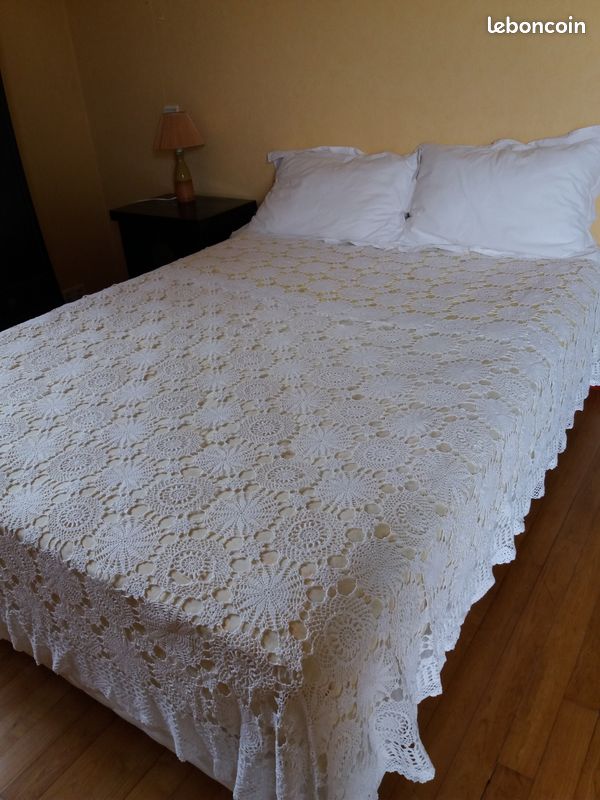Ancien Dessus de lit Couvre lit Brodé au crochet à la main 210 x 190 cm