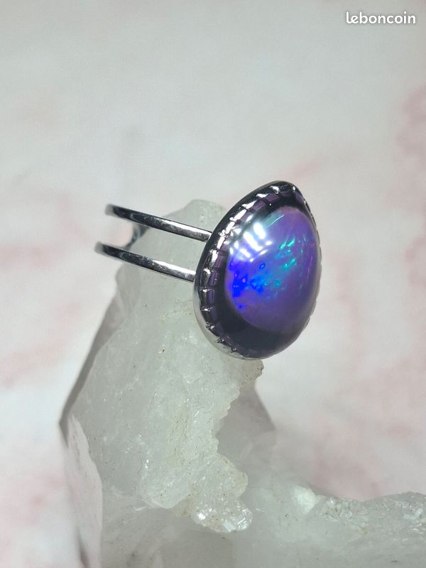RARE !! OPALE NOIRE ET MULTICOLORE D'ETHIOPIE : 8 mm x 6.2 mm
