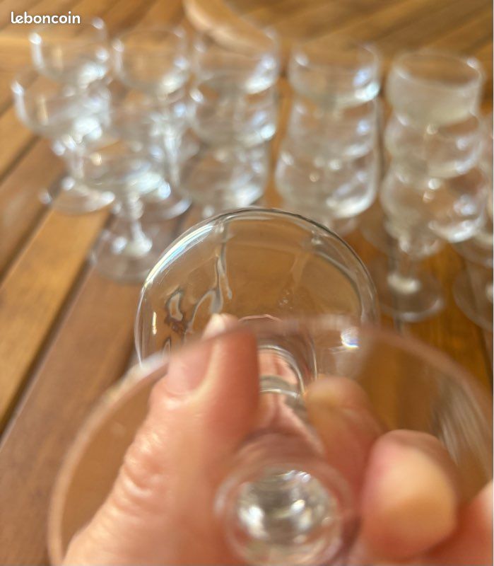 Verres anciens fluorescents sous lampe UV (image 3)