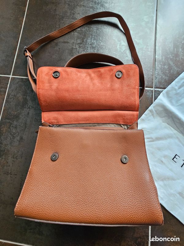 Étiquettes Et étiquettes En Cuir Marron Avec Coutures | Vecteur Gratuite