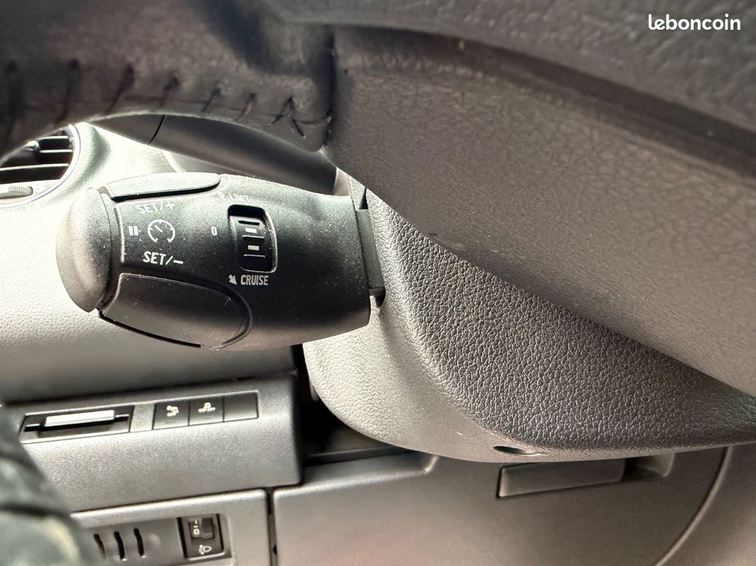 Peugeot 5008 1.6 HDI 110CH Premium Première Main (image 22)