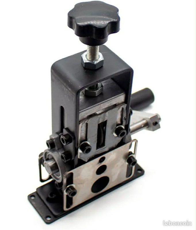 Machine à dénuder les câbles de 1mm à 20 mm , Manuel ou à l’aide d’une visseuses , Noir et gris (image 5)