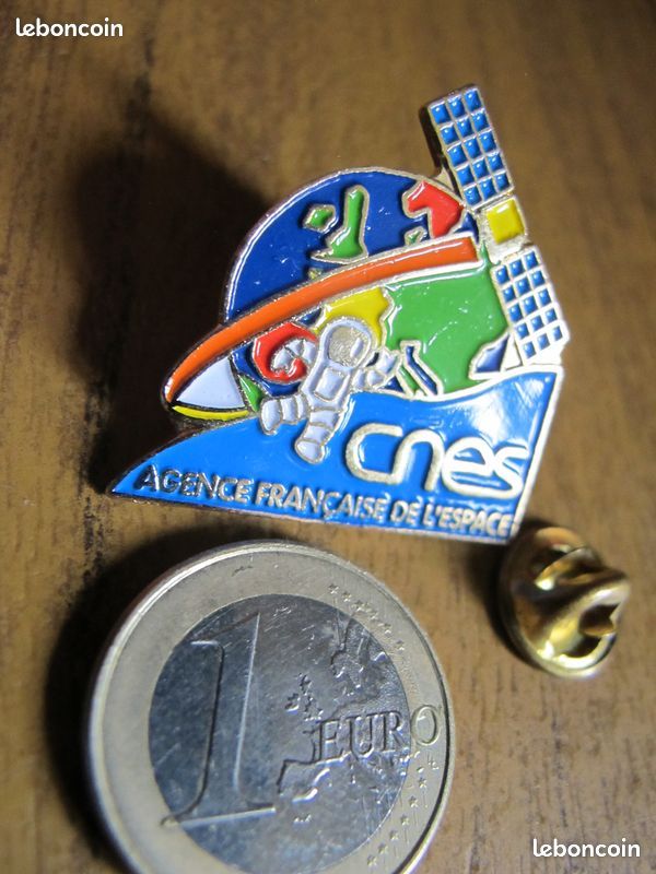 Pin's Centre national d'études spatiales , prix livré en suivi , LIRE (image 2)