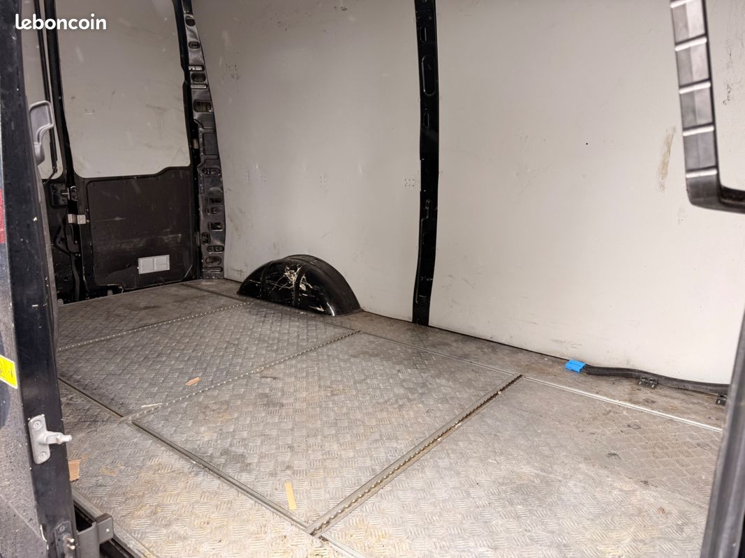 Iveco daily vu 35s16 2.3 156ch h2 hi-matic tva recuperable (image 7)