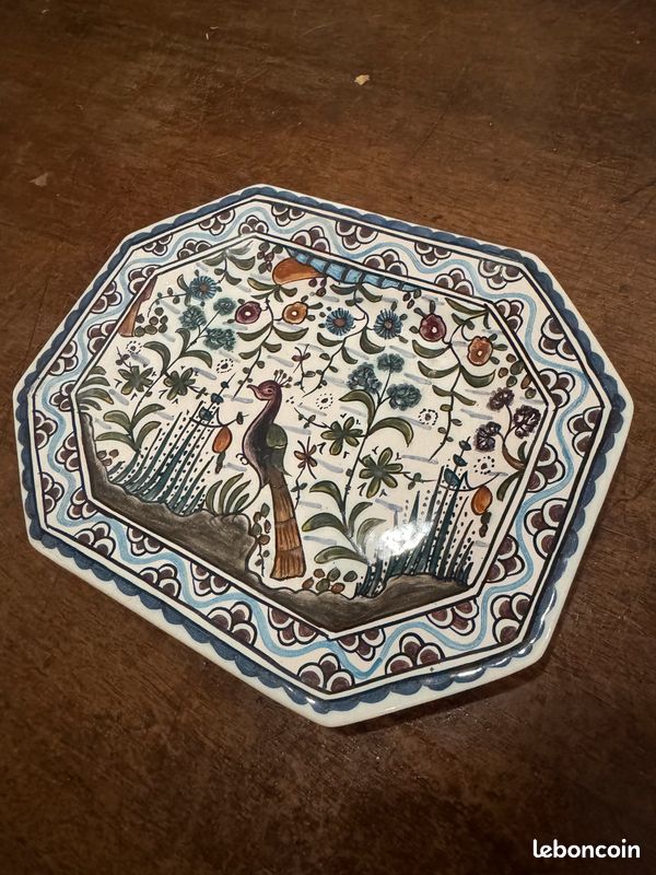 Plat de service portugais en faïence, bords chanfreinés, peint à la main dans le style du XVIIe siècle (image 1)