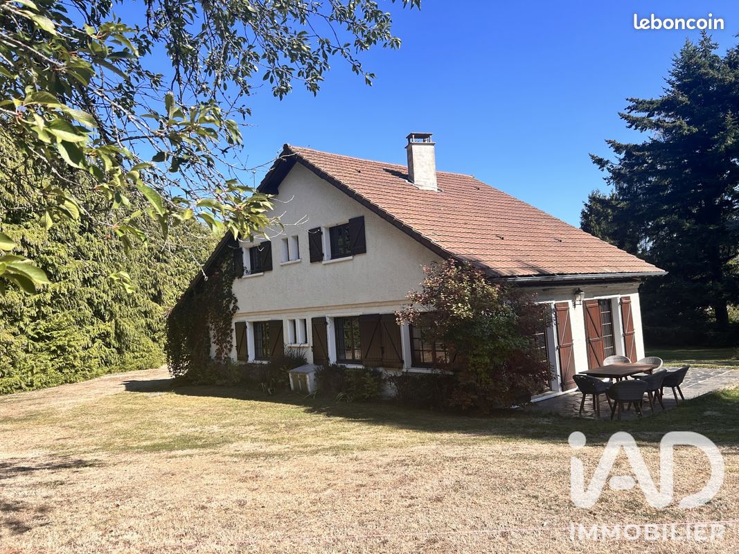 Maison 6 pièces 130 m² · à Saint-Genès-Champanelle · 130 m² · 325 000 €