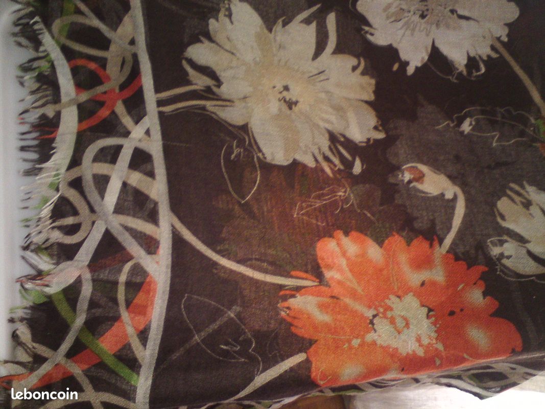 Etole ou Paréo Grand foulard Motifs multicolores de fleurs (beige, orange, vert, sur fond brun) (image 12)