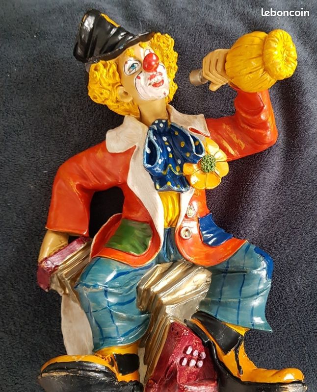 Sculpture de clown d'argile - France