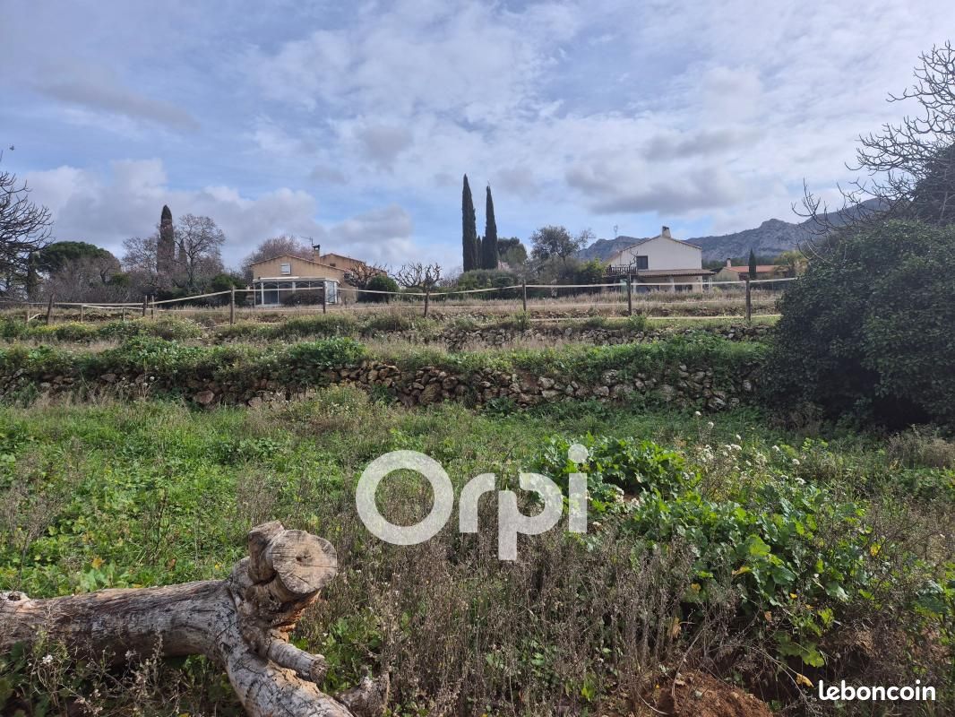 Terrain 1 018 m² Roquevaire · 345 000 €