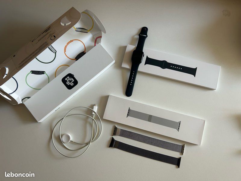 Apple Watch SE 40mm Space Gray + 3 bracelets + boîte & chargeur (image 1)