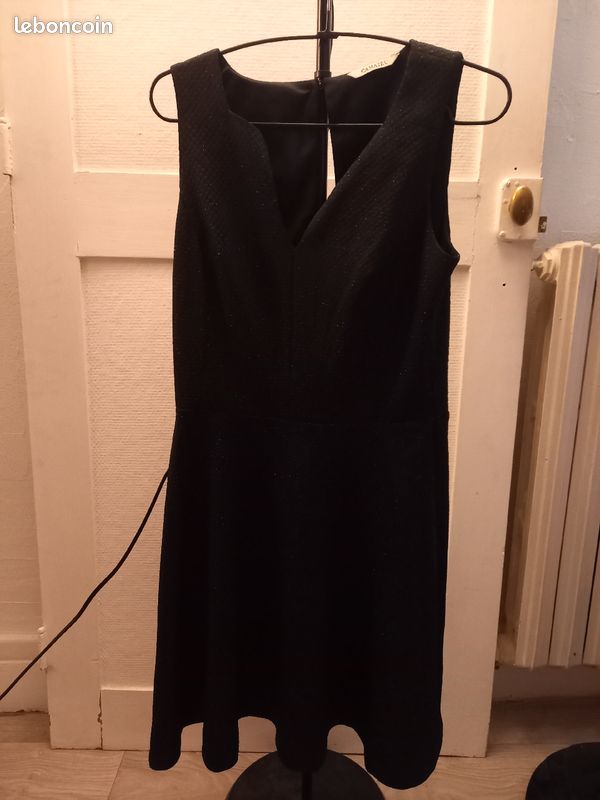 Robe noir qui brille un peu (image 4)