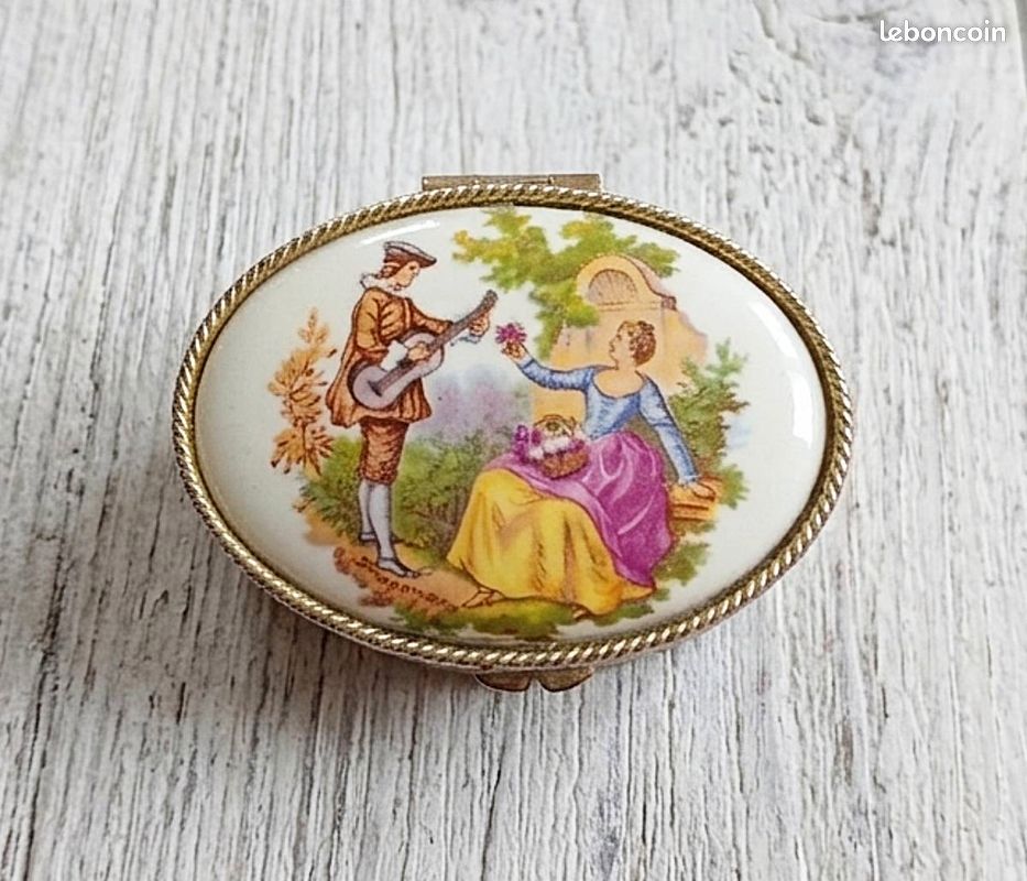 France Vintage - Charmant Petit Pilulier en métal argenté et Porcelaine avec décor Fragonard (image 4)