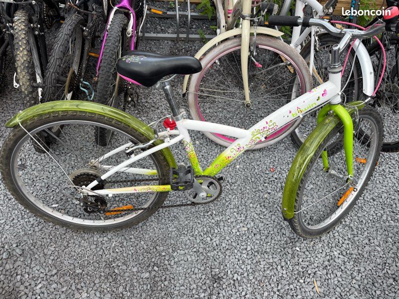 Vélo fille B’Twin 24 pouces blanc et vert avec garde-boue (image 1)
