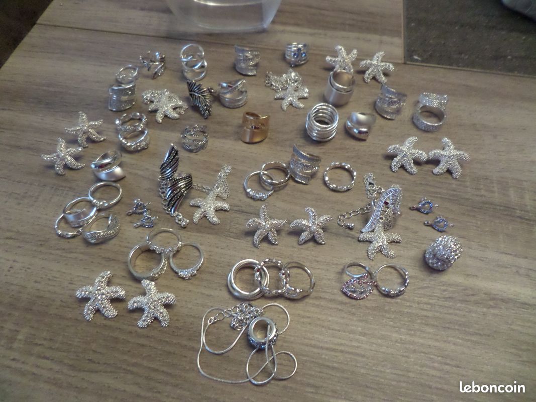 Lot De Bijoux Fantaisie : Colliers Et Boucles D'Oreilles - NEUFS En Boîte