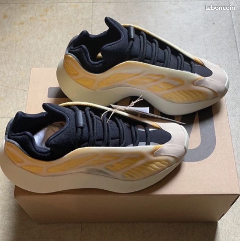 Yeezy 700 V3 Mono Safflower (prix négociable) Chaussures