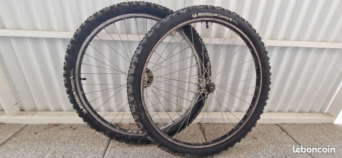 Pneus 52-559 Michelin (image 1)