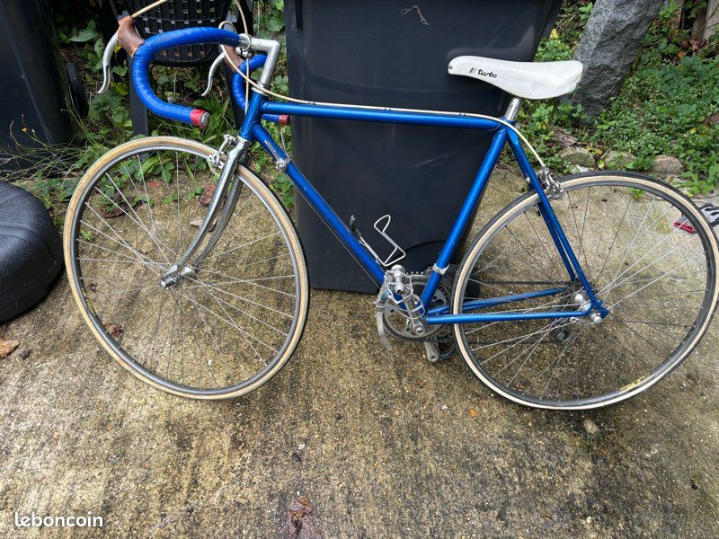 Vélo de femme Peugeot 1983, avec sa pompe à main et sa sacoche (bel état