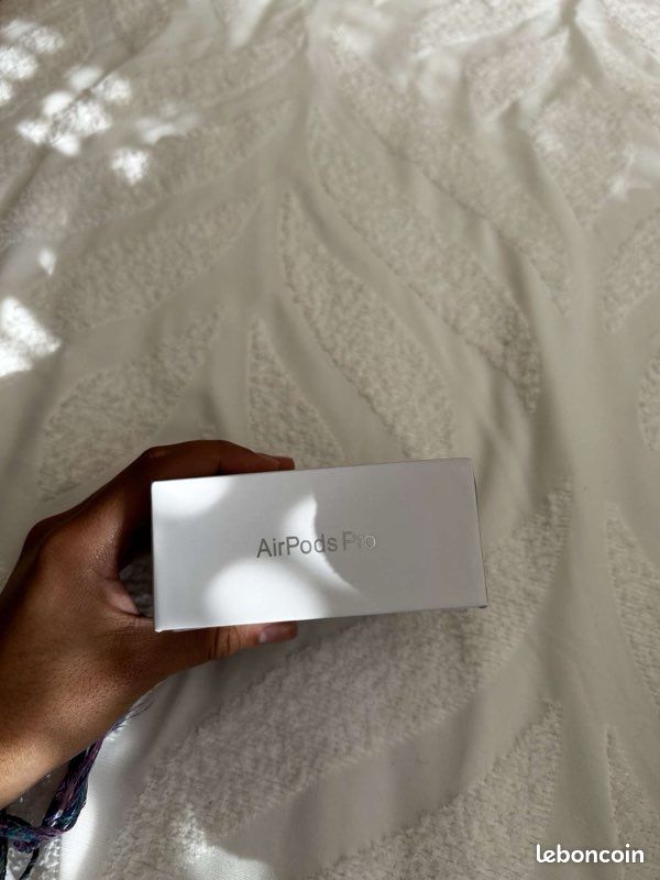 Air pods (image 3)