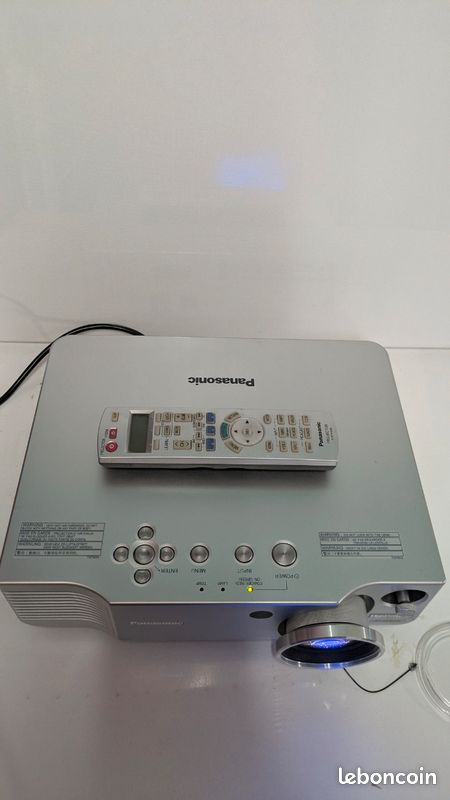 Vidéoprojecteur Panasonic PT-AE900E – Haute Définition (image 2)