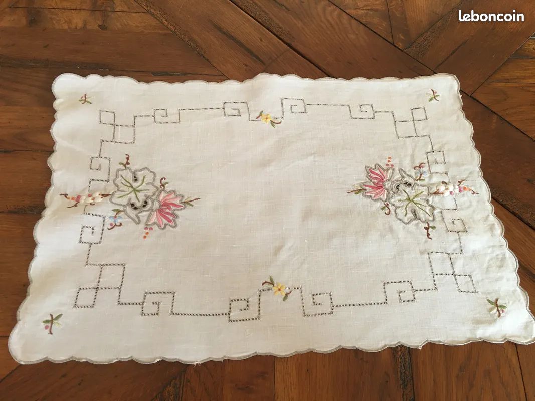 Napperon ancien coton brodé fleurs des champs 47X33 (image 1)