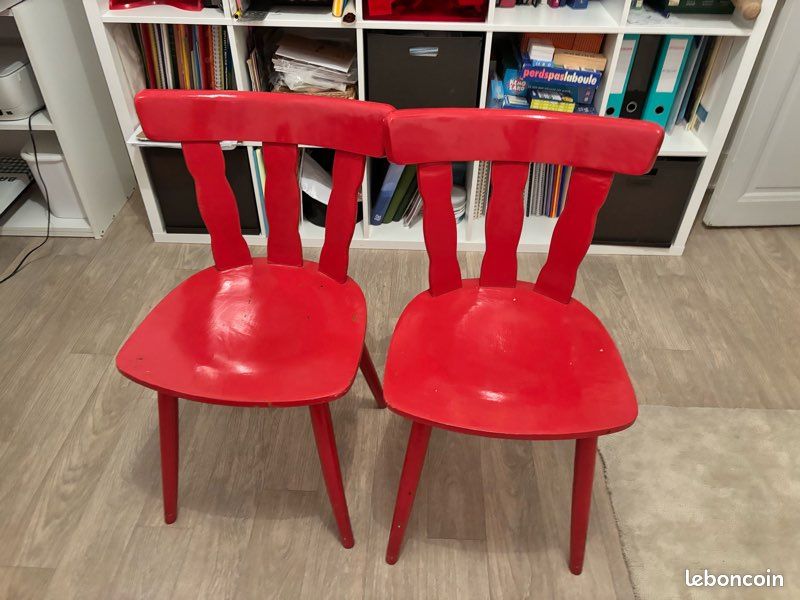 4 chaises rouges (image 1)