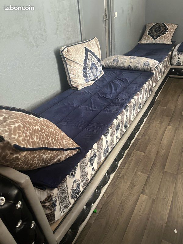 Canapé avec coussin et table en verre (image 3)