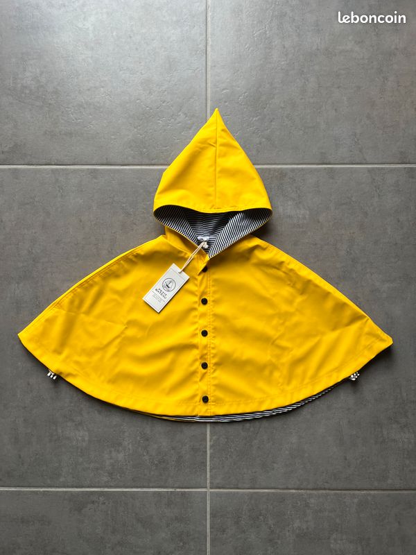 Cape de pluie imperméable rouge - Fédération Française de la Randonnée Cape de pluie imperméable rouge - Fédération Française de la Randonnée