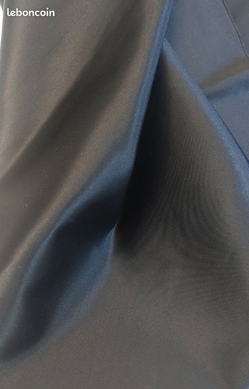Coupon de tissu noir, épais extensible, 113 x106cm et chute (image 7)