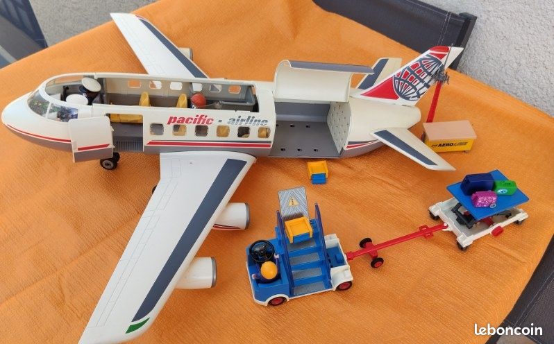 Avion Playmobil+véhicule de chargement et chariot à bagages + figurines pilotes et personnel (image 2)