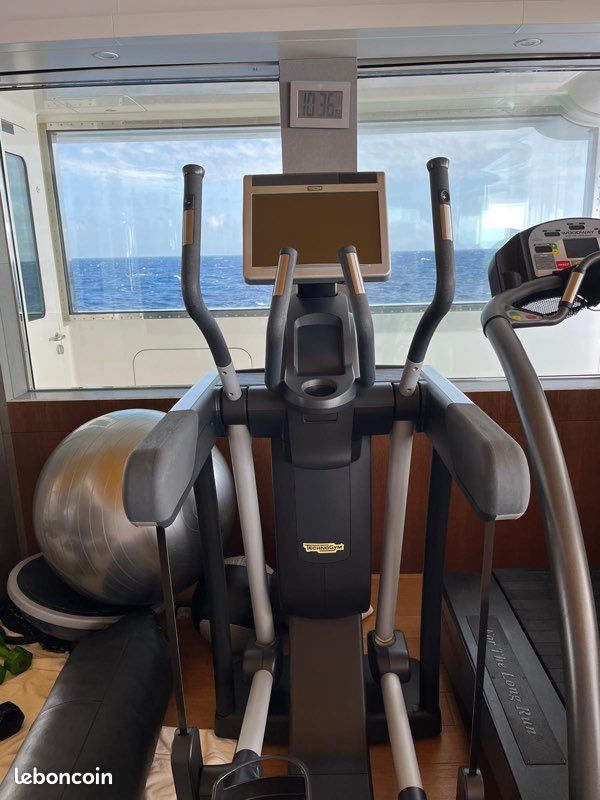 VÉLO À BRAS TECHNOGYM TOP EXCITE 700 LED - Occass Fitness