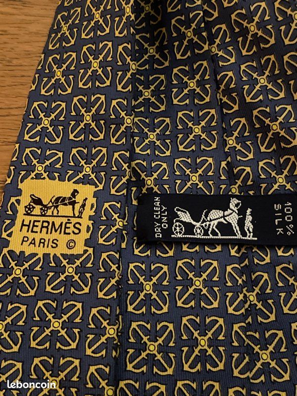 Cravate Hermès Vintage – Motif Tambour, 100% Soie, Multicolore, Fabrication Française