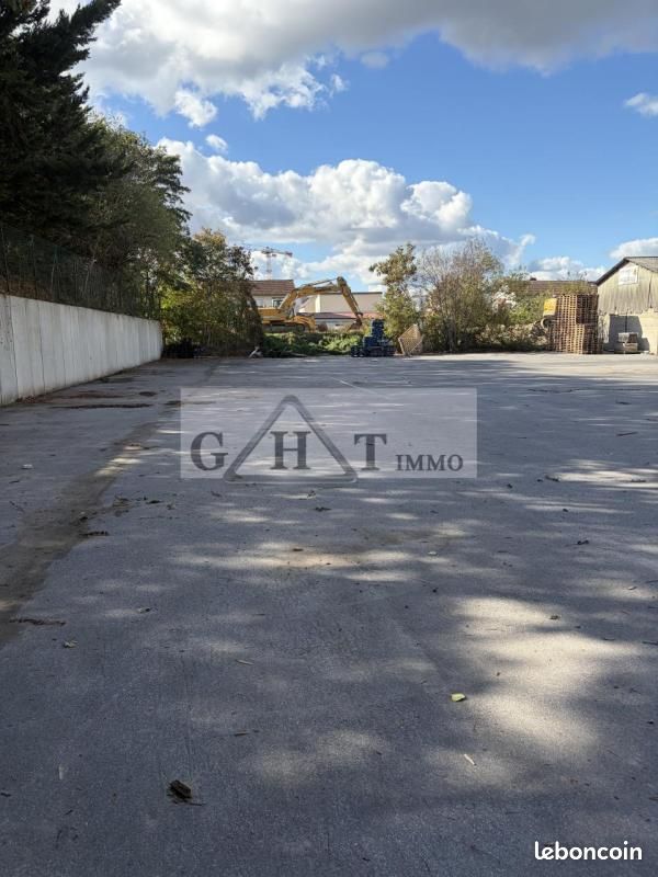 Terrain 2350 m² · à Igny · 9 000 €/mois