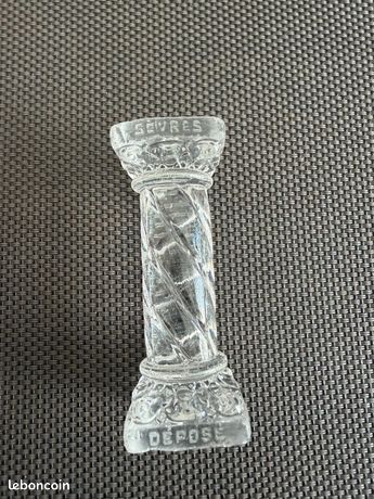 SÉRIE DE 7 porte couteaux en verre moulé anciens décor laurier EUR 28