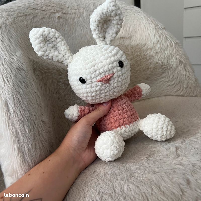 Peluche lapin en crochet fait-main (image 1)
