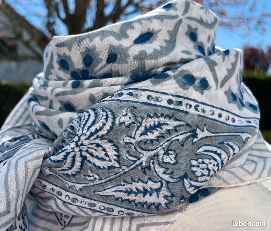 Foulard carré coton indien block print, grand bandana indien, fond blanc et motifs bleu et gris (image 4)